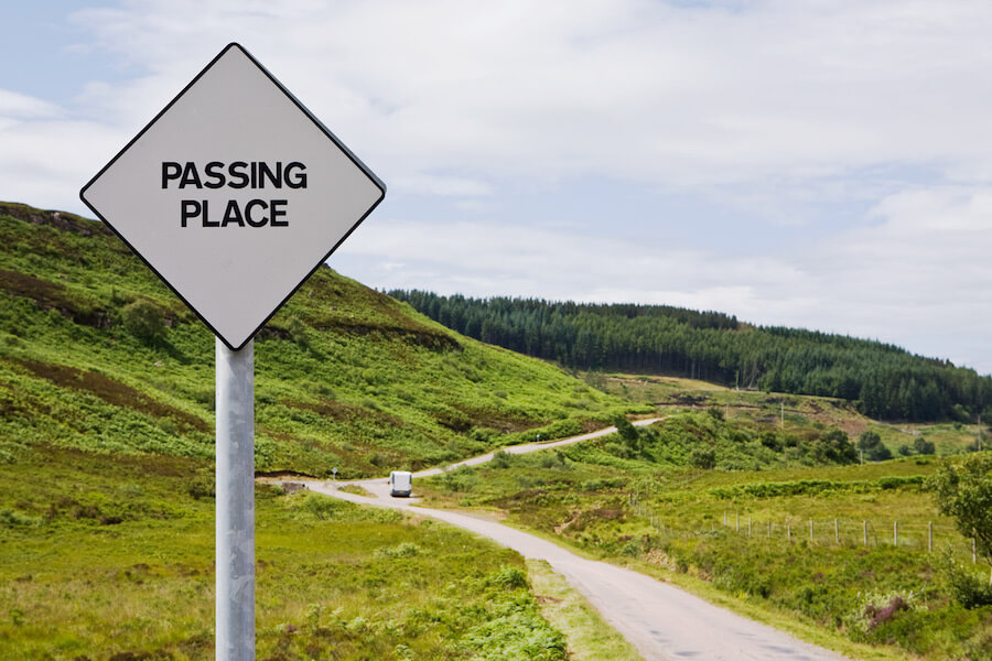 passing place road sign Escocia