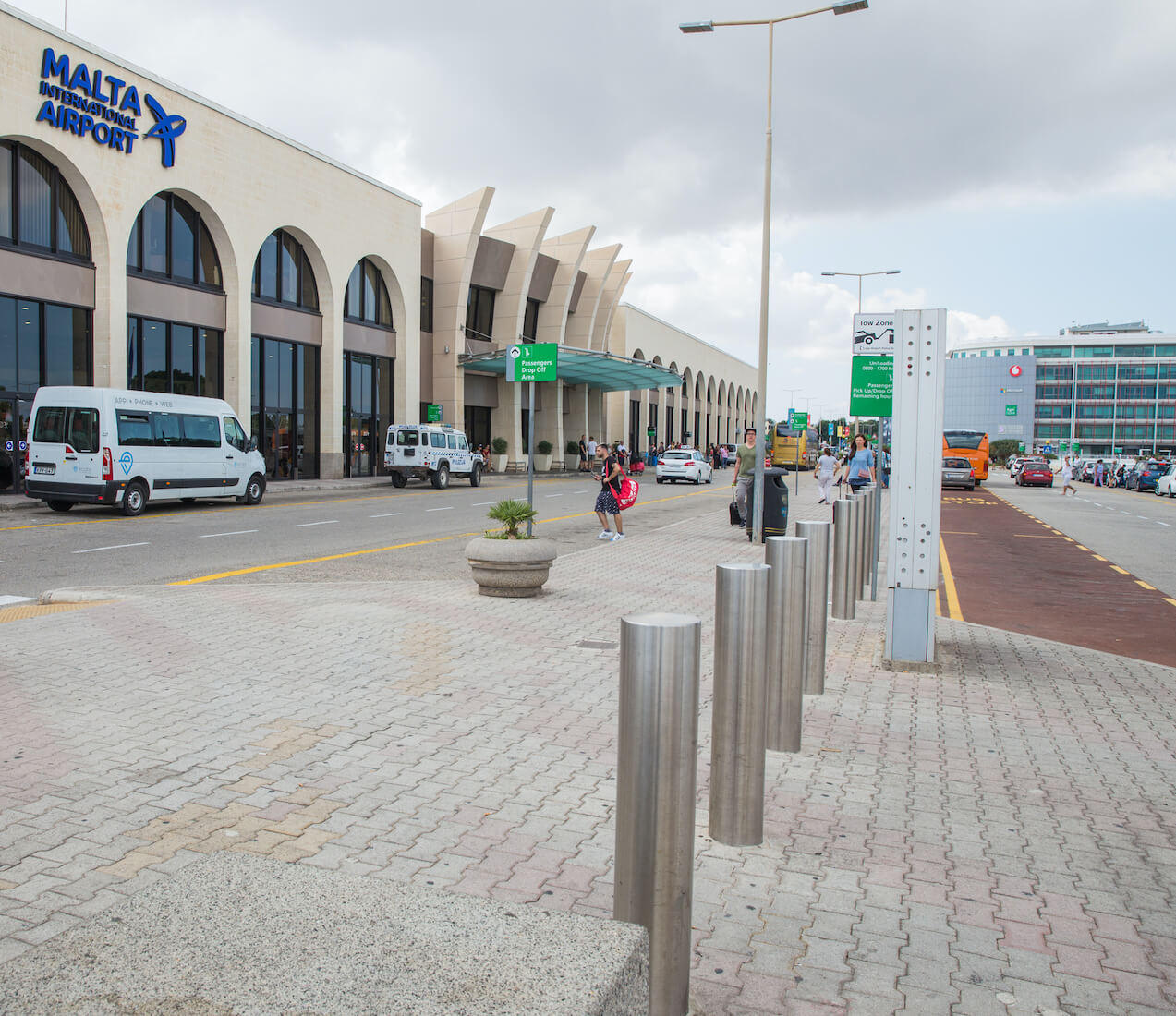 Entrée à l'aéroport international de Malte et voitures de location