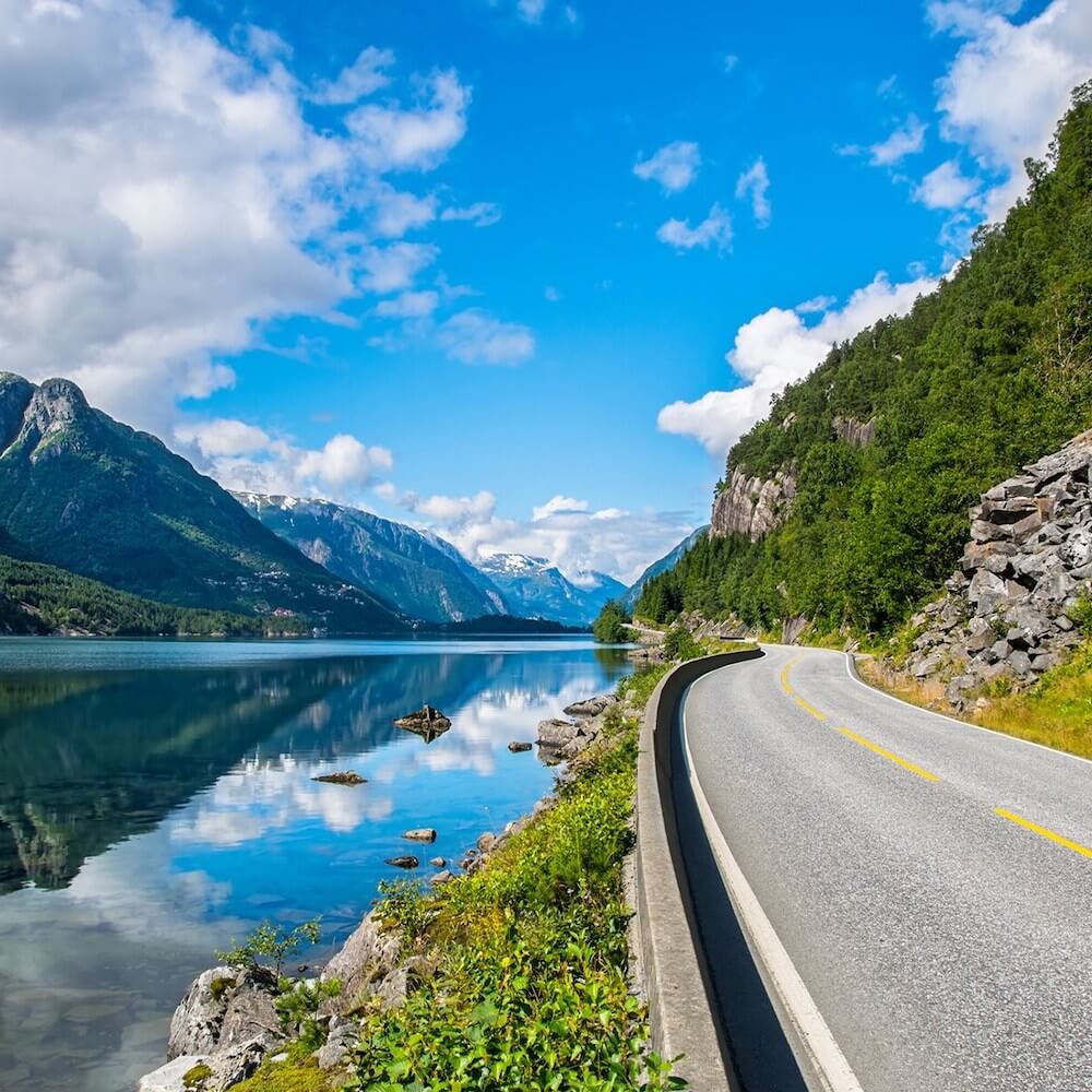 Ruta en carretera en coche en Noruega