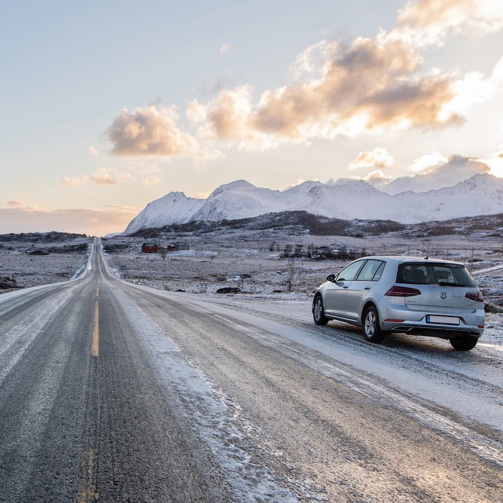 Coche aparcado en la carretera en Lofoten Noruega