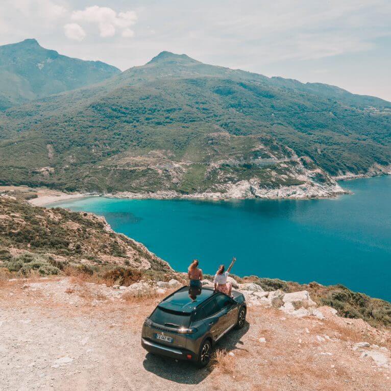 coche aparcado en Córcega para vistas del mar