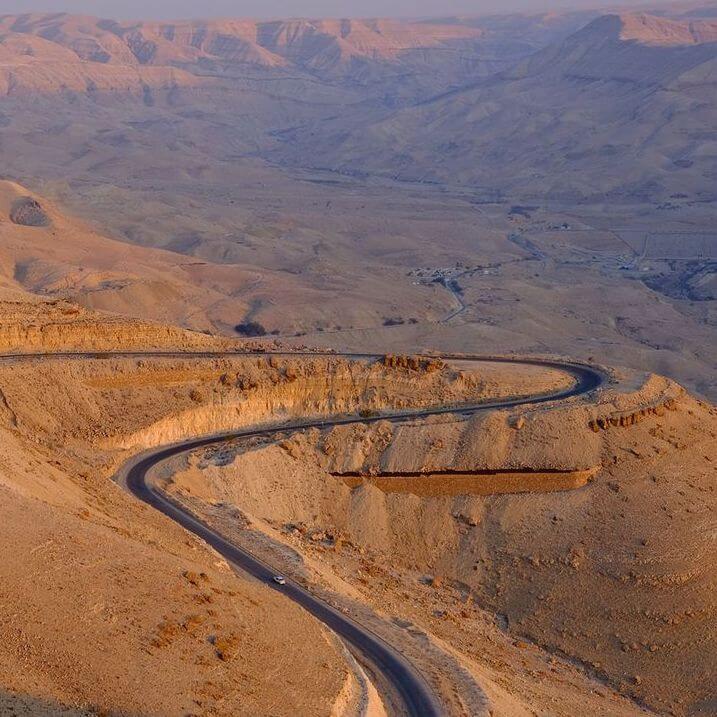 un coche en la kings highway carretera de Jordania