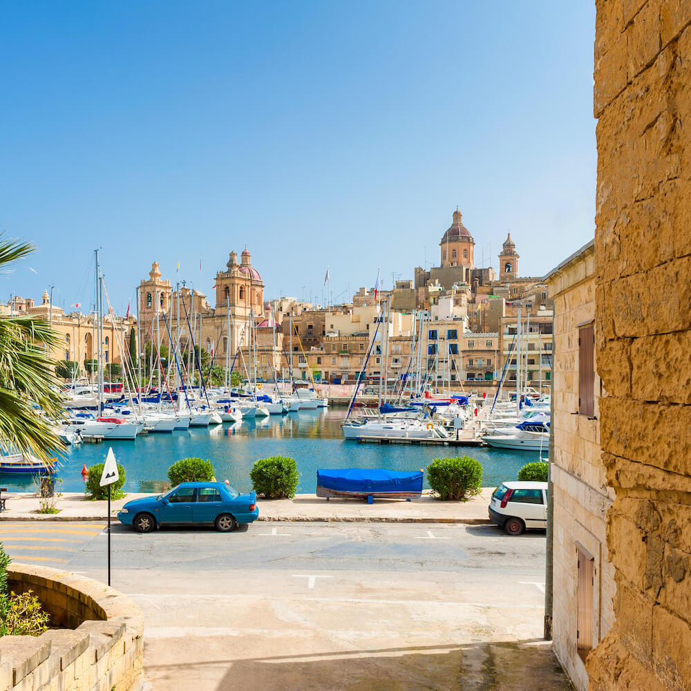 Voiture de location garée dans une ville de Malte